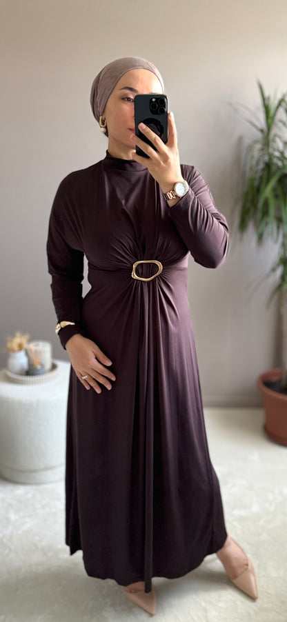 ROBE LONGUE  MARRON JERSEY AVEC BROCHE-UZUN SANDY KUMAS BROSLU ELBISE
