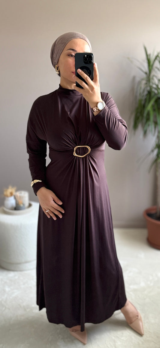 ROBE LONGUE  MARRON JERSEY AVEC BROCHE-UZUN SANDY KUMAS BROSLU ELBISE