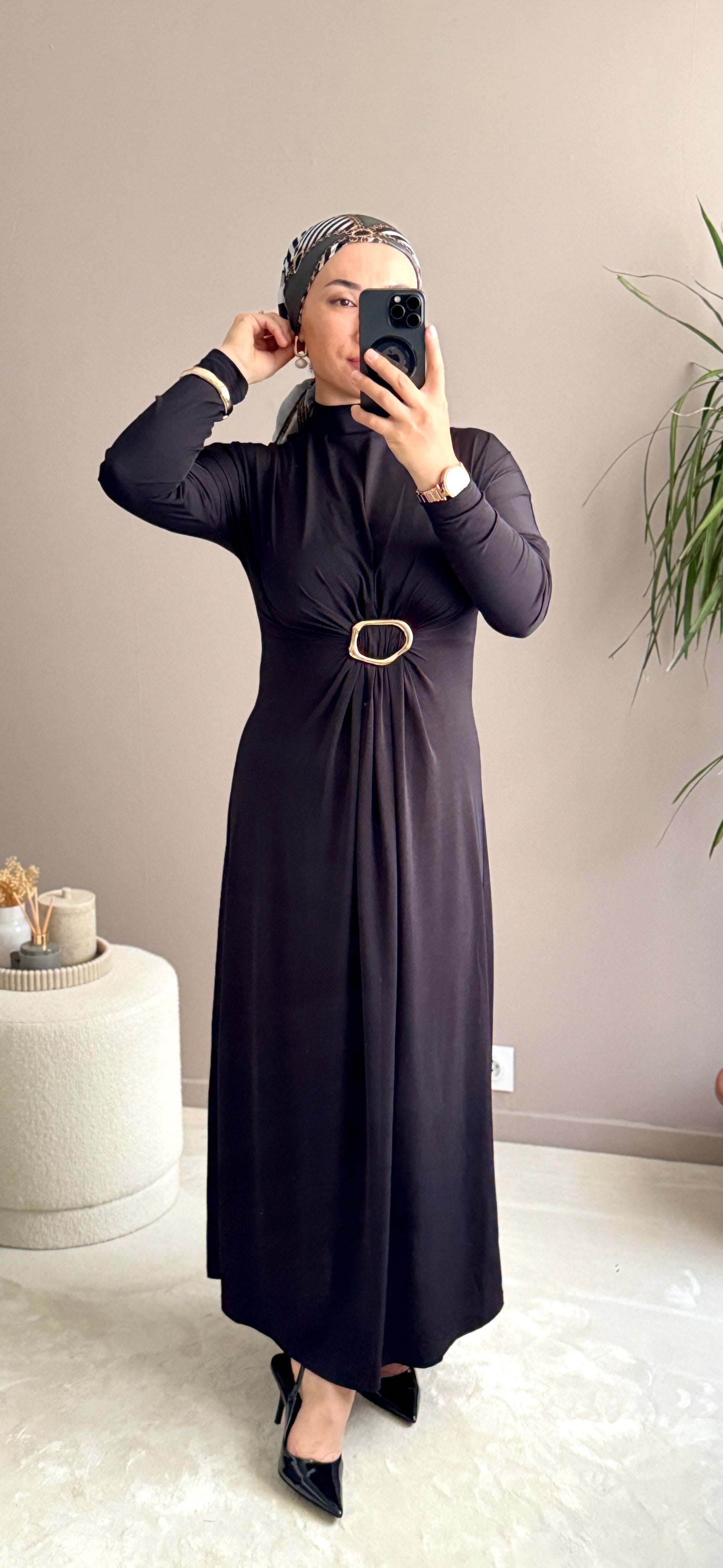 ROBE LONGUE NOIR JERSEY  AVEC BROCHE-SIYAH UZUN BROSLU SANDY ELBISE