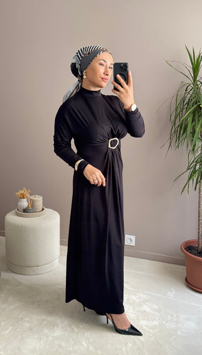 ROBE LONGUE NOIR JERSEY  AVEC BROCHE-SIYAH UZUN BROSLU SANDY ELBISE