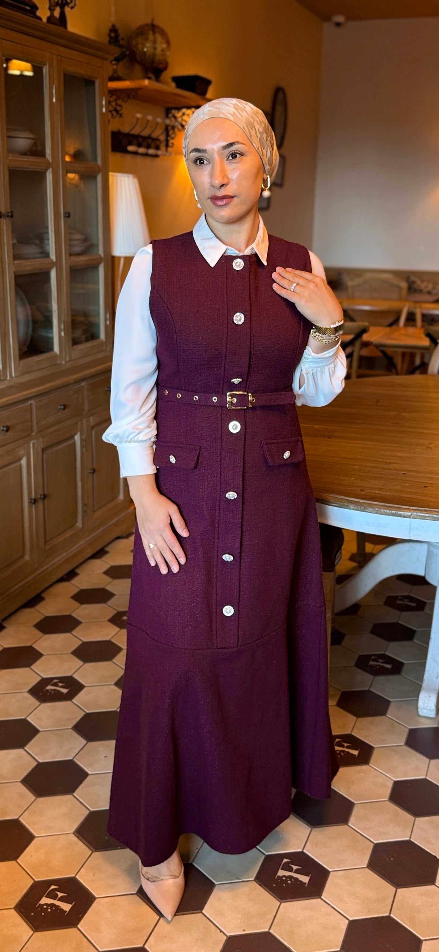 ROBE LONGUE SANS MANCHES AVEC CEINTURE ET DES BOUTONS DORES-TUVIT SIMLI ELBISE