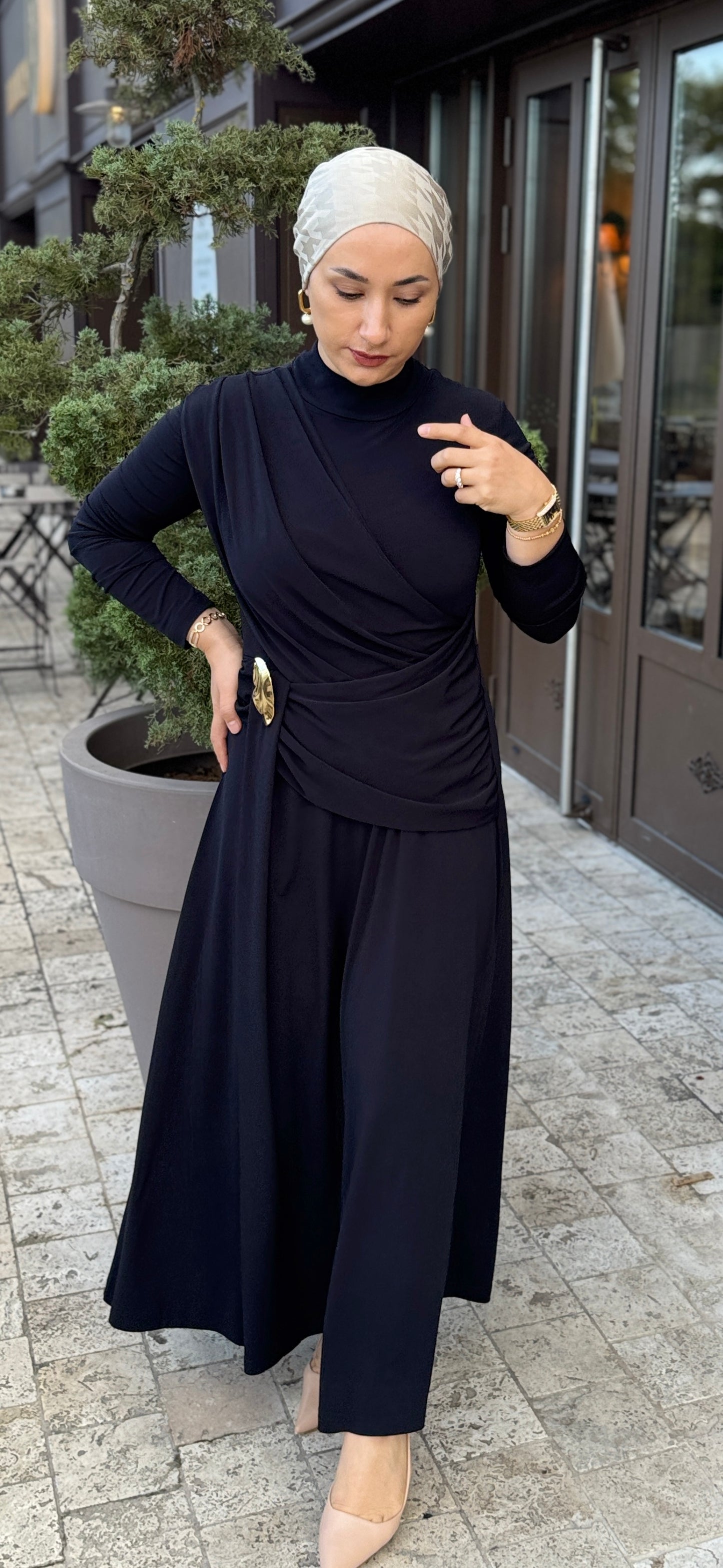 ROBE HIJAB CHIC COULEUR NOIR -SIYAH DRAPELI ALTIN TOKALI UZUN ELBISE