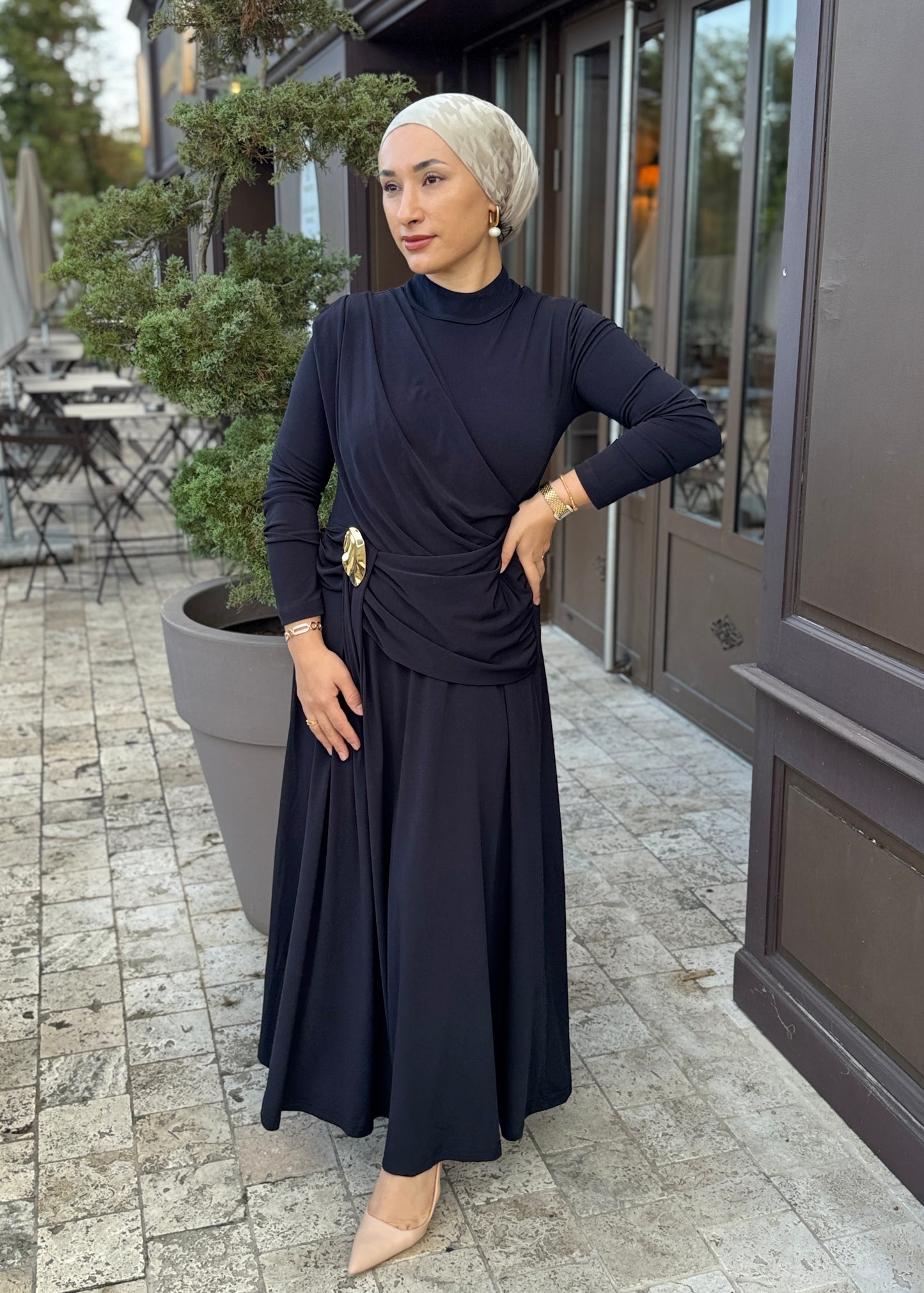 ROBE HIJAB CHIC COULEUR NOIR -SIYAH DRAPELI ALTIN TOKALI UZUN ELBISE