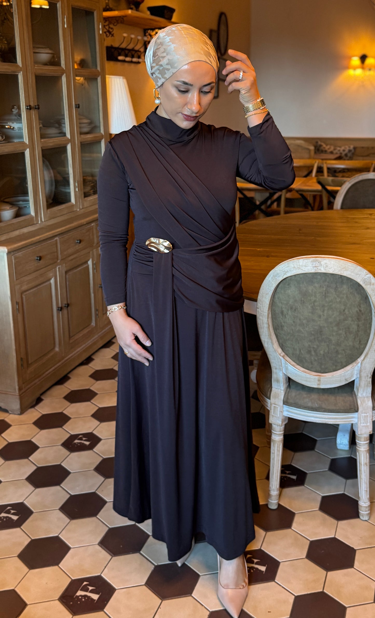 ROBE HIJAB CHIC COULEUR MARRON -KAHVERENGI DRAPELI ALTIN TOKALI UZUN ELBISE