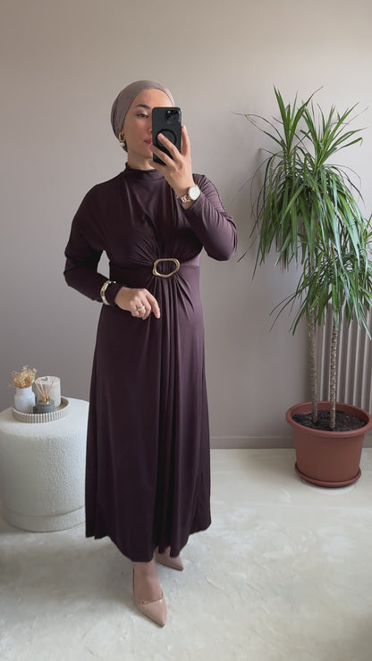ROBE LONGUE  MARRON JERSEY AVEC BROCHE-UZUN SANDY KUMAS BROSLU ELBISE